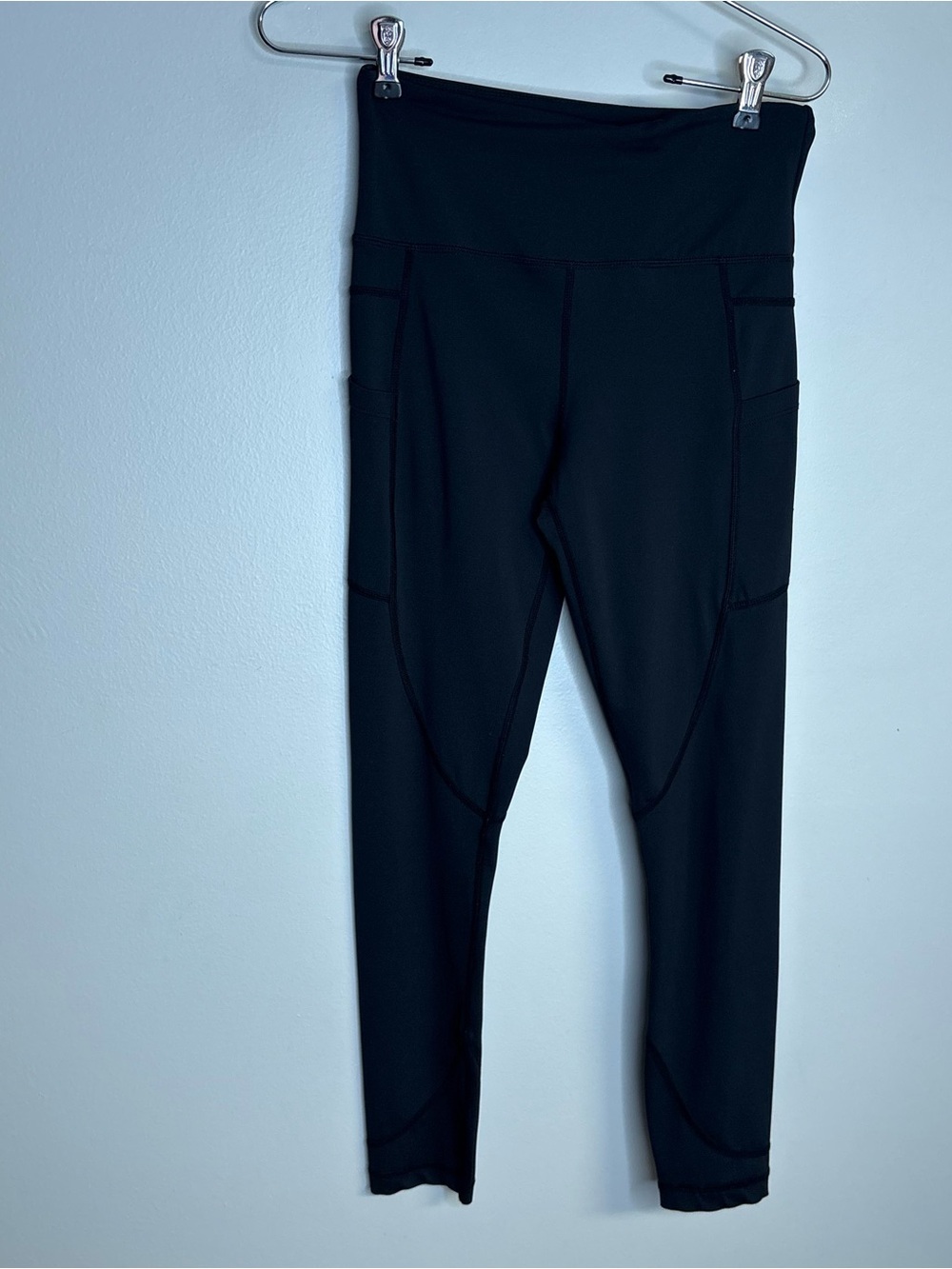 High-Waist Black Athletic Leggings with Side Pockets